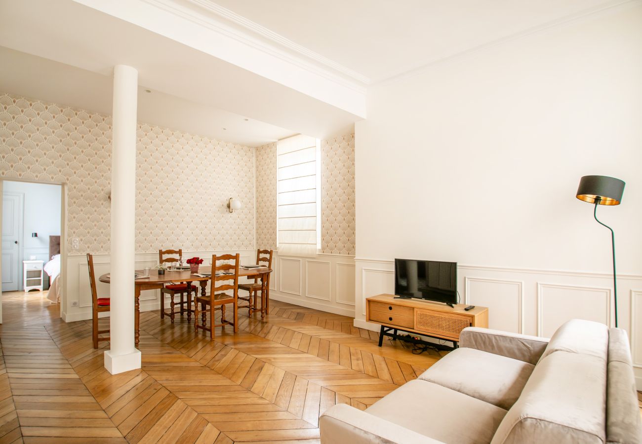 Apartment in Paris - Ile Saint Louis Elegant