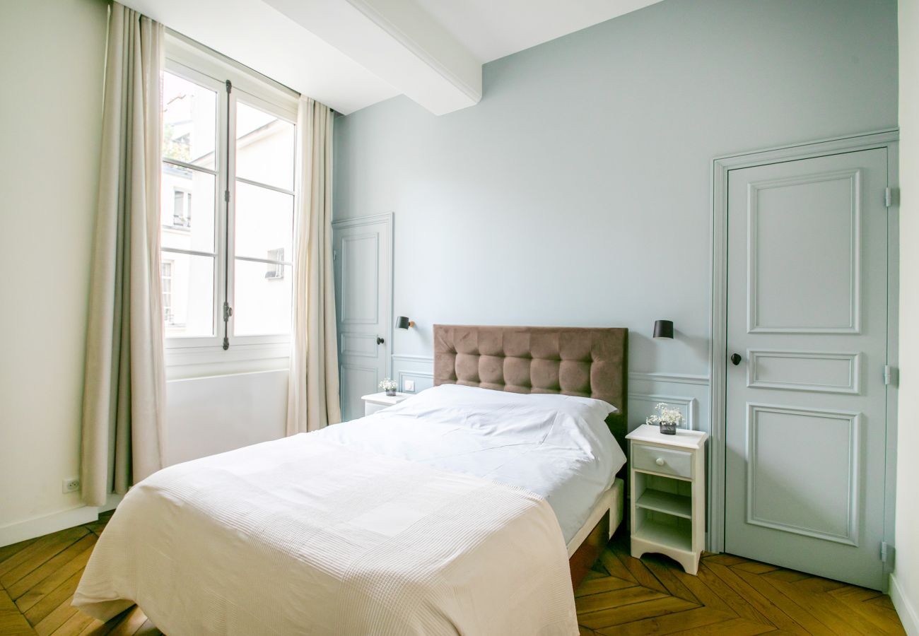 Apartment in Paris - Ile Saint Louis Elegant